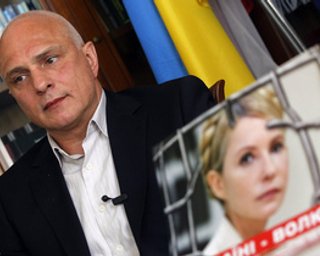 Муж Тимошенко призывает Януковича немедленно освободить его супругу