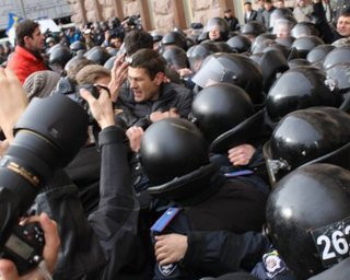 Возле Киевсовета пострадали три милиционера, один госпитализирован