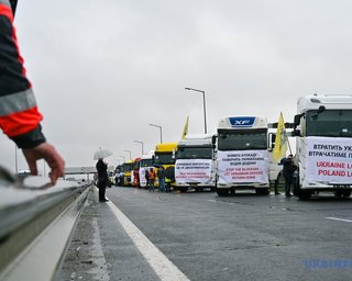 Застряло 2540 грузовиков: на украино-польской границе очередь растянулась на недели