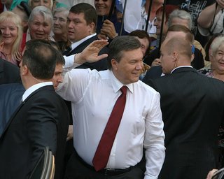 Блогеры: Янукович носит крест "Распятие. Вход благоразумного разбойника в Рай"