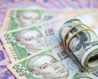 Официально: гривна упала ниже психологической отметки в 28 грн/доллар