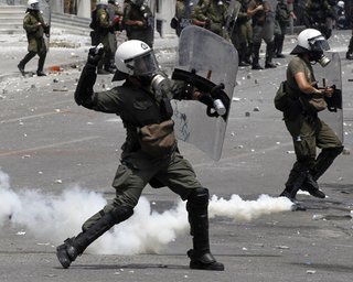 Увольнения учителей в Греции: Полиция силой сдерживает протестующих