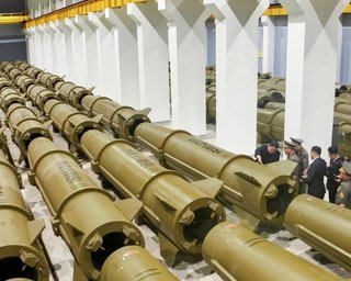КНДР засыпала землей новое здание на заводе, где производят ракеты для РФ: что показали спутники