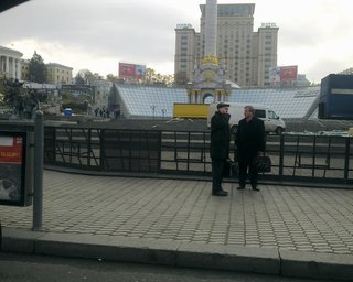 Майдан обнесли металлическим забором