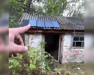 Чоловік живе у покинутому будинку біля Чорнобиля, де "безкінечна електроенергія" (фото)