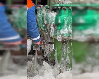 Приходится отогревать: Кличко показал, как коммунальщики возвращают тепло в дома киевлян