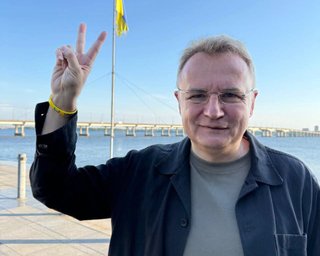 Возможно, прослушка: мэр Львова Садовый нашел в служебном авто странное устройство (видео)