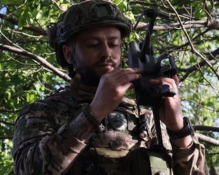 Наздогнав на середині Дніпра : FPV-дрон знищив човен з окупантами (відео)