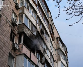 Все квартиры подъезда повреждены: СМИ показали последствия пожара в доме Голосеевского стрелка