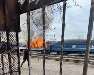 В Николаеве "Шахед" РФ попал по пассажирскому поезду: перрон почернел от дыма, — соцсети (фото)