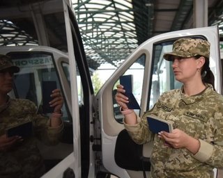 ТЦК у пунктах пропуску вручає повістки депортованим українцям: у ДПСУ прокоментували заяву нардепа