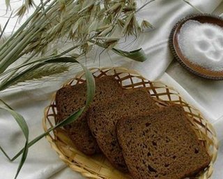 Жара: врачи советуют есть черный хлеб с солью