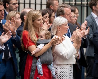 Жена Бориса Джонсона с маленькой дочерью поддержала мужа после объявления об отставке (фото)