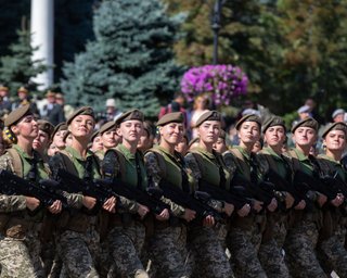 "Починайте із дружини президента". Що думають українки про військовий облік для жінок