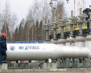 После удара по "Дружбе" третьи сутки тушат пожар: какое состояние воздуха на Львовщине