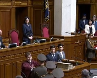 Плохой знак: удостоверение президента упало на пол после вручения Зеленскому