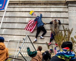 Штурм Капитолия: здание Конгресса США освобождено, погибли четверо протестующих (фото, видео)