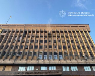 Россия в течение дня дважды обстреляла здание Запорожской ОГА: в городе есть пострадавшие (фото)