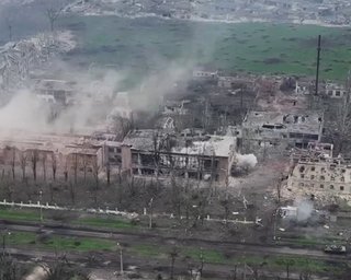 Бойцы 3-й ОШБр показали, как "хоронят" россиян в домах в Бахмуте танковым огнем (видео)