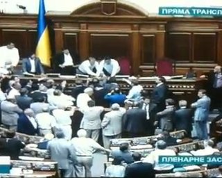 Народная партия, ПР и КПУ почти в полном составе проголосовали за принятие языкового закона
