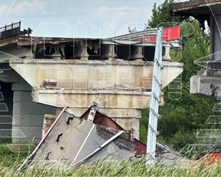 Пилоты уничтожили мост в Курской области: в Воздушных силах показали момент удара (видео)