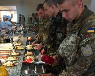В несколько раз дешевле: СМИ сравнили закупочные цены на продукты для ГУР и Минобороны