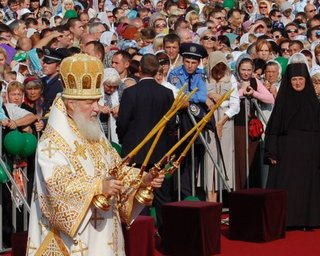 Православные не ходят на демонстрации, а молятся за народ дома, - патриарх Кирилл