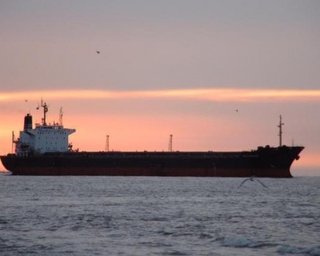 К ливийским повстанцам прибыл первый нефтяной танкер