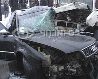 В Киеве Audi врезалась в маршрутку: погиб водитель
