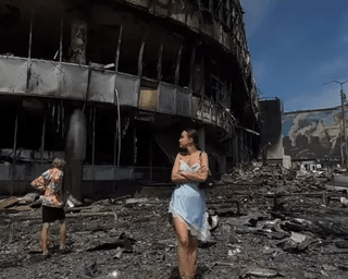 "Пробили дно": девушки устроили модную съемку на фоне разбомбленного Киева (фото, видео)