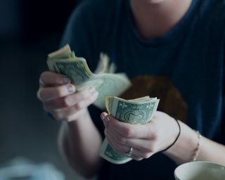 Курс валют в Украине: ждать ли скачка доллара в апреле — прогноз банкира