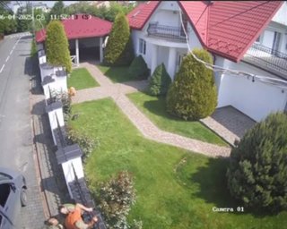Пытался убежать через забор: на Львовщине ТЦК избили мужчину и запихнули в бус (видео)
