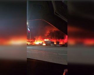 В оккупированном Енакиево в Донецкой области прогремели взрывы: местный ТЦ охвачен масштабным пожаром (видео)
