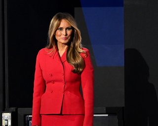 На фоне слухов о измене: Мелания Трамп поразила элегантным образом (видео)