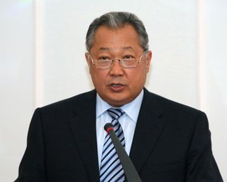 Неизвестные сожгли дом президента Киргизстана