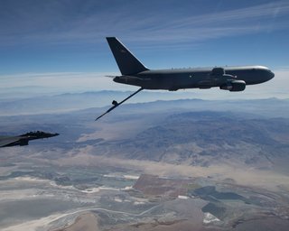 США будують 180 гігантських літаків-заправників: куди літаючі фортеці полетять через океан
