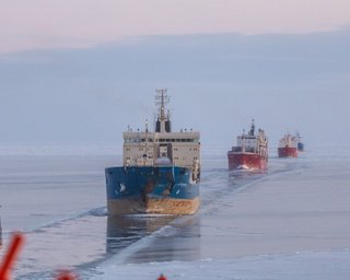 Прячут от дронов: РФ собрала в Арктике флотилию танкеров, которые будут прорываться через льды