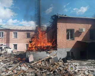 РФ ударила дроном по райотделу полиции в Черниговской области: есть пострадавший (фото)