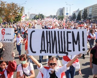 "С Днищем!". Как белорусы поздравляли Лукашенко во время акции протеста