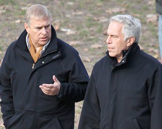 На колінах у жінок: як колишній принц Ендрю та Сара Фергюсон засвітилися у нових файлах Епштейна (фото)
