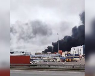 У Москві евакуюють жителів після атаки дронів: пошкоджені будинки і найбільший ТЦ (відео)