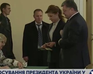 Порошенко проголосовал на выборах и призвал украинцев сделать то же самое