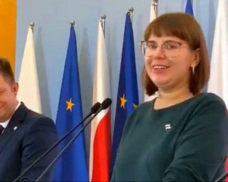 Доверенное лицо Тихановской Ольга Ковалькова покинула Беларусь с маской на голове