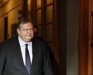 Греческий коммунист бросил в министра законопроект на 700 страниц