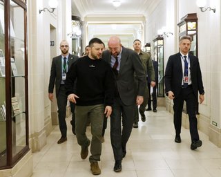 "Знают, что им нужно": Зеленский в Брюсселе раздал списки оружия, необходимого Украине, — СМИ