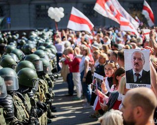 В центре Минска собираются митингующие, "поздравляя" Лукашенко криками "уходи"