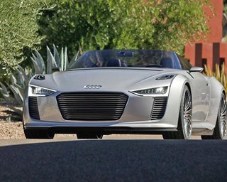 Появились первые фотографии гибридного родстера Audi