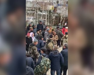 Мобилизация в РФ: появились кадры с толпами мужчин у военкоматов в Якутии и Чечне (видео)