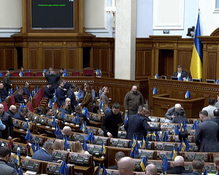 "Світить на повну": Безугла показала люстру в Раді на тлі відключень електроенергії (фото)