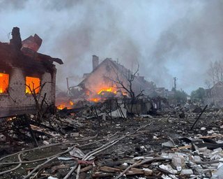"Бьют по домам": Кремль обвинил Украину и объяснил задержку с меморандумом (видео)